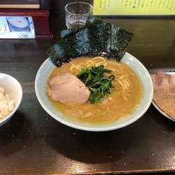 チャーシュー麺並硬め濃いめ、小ライス
