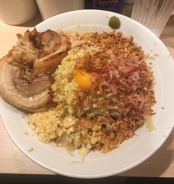 「ラーメン汁なし  生玉子  ショウガ 鰹節  ニンニク他…」@麺屋 味方の写真