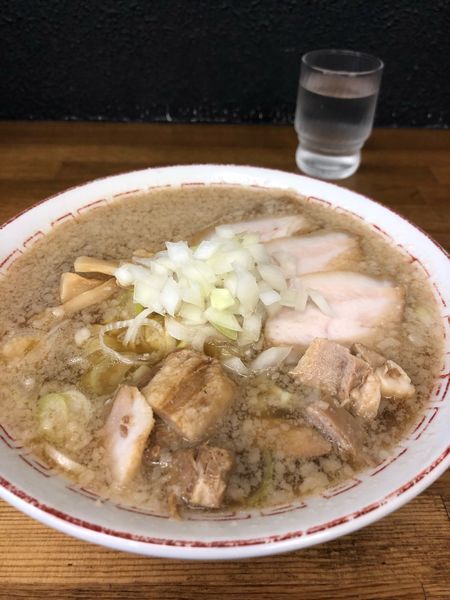 「しょうゆ650円切れ端焼豚50円背脂玉ねぎコーヒー無料」@喜多方食堂 浅草本店の写真