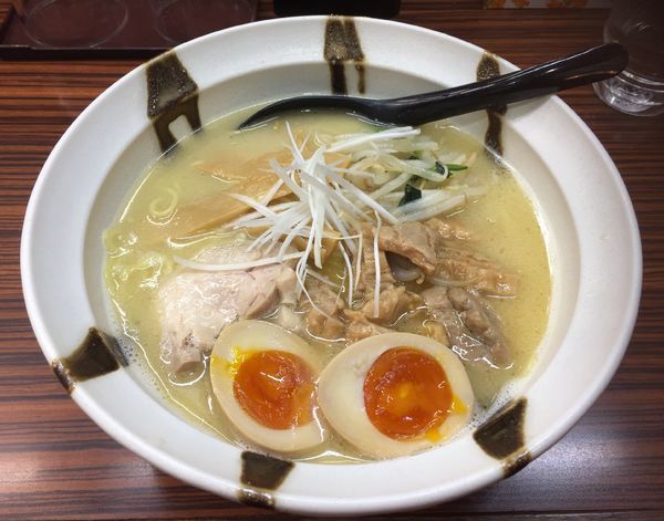 「塩もつそば＋味玉」@もつの屋の写真