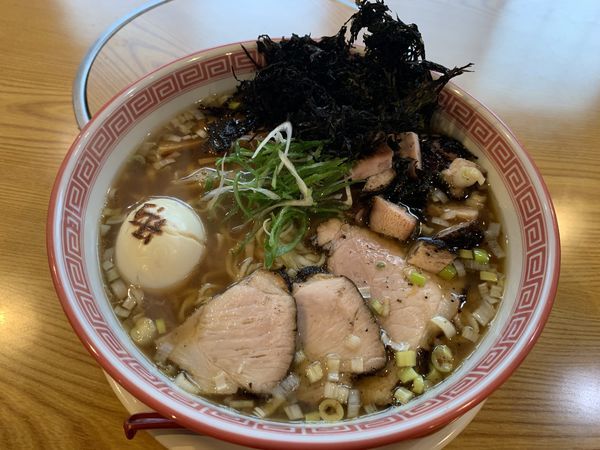 「醤油そば大盛・黒バラのり・焼味玉・焼豚刻み＝1170円」@麺切り 白流の写真