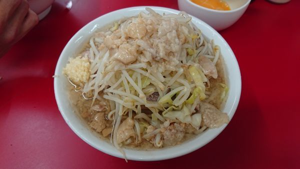「小豚少な目　脂ﾆﾝﾆｸ少し　生卵」@ラーメン二郎 神田神保町店の写真