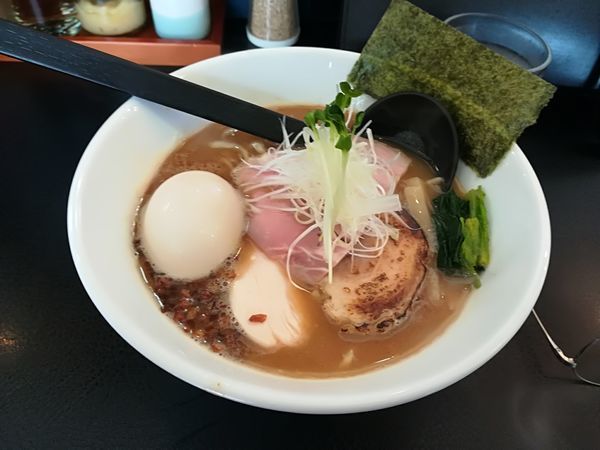 「鶏白湯　自家製麺大盛り+味玉850円」@麺や はまじの写真