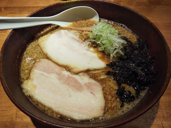 「こってりらーめん　＋かなり背脂の多いチャーシュー：無料」@煮干らーめん しょうの写真