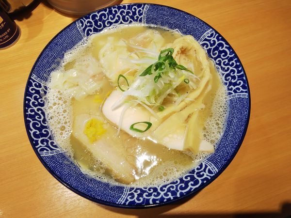 「ワンタン中華そば 白だし　920円」@中華そば 虎桜の写真