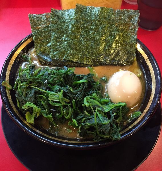 「ラーメン(麺硬め油多め)＋味玉＋ほうれん草」@家系ラーメン 熊田家の写真