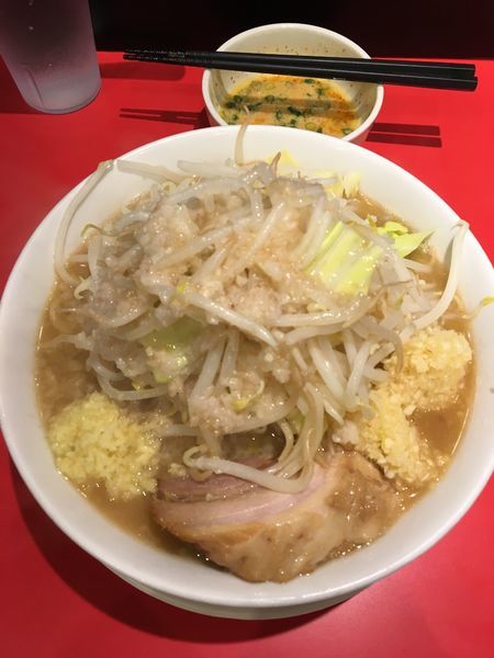 「ラーメン  スキヤキ玉子  ヤサイちょいマシ ニンニクマシマシ」@用心棒の写真