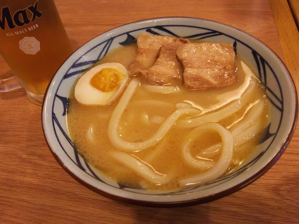 「돈코츠 우동（豚骨うどん）₩7,200」@마루가메제면 （丸亀製麺） 명동점（明洞店）の写真