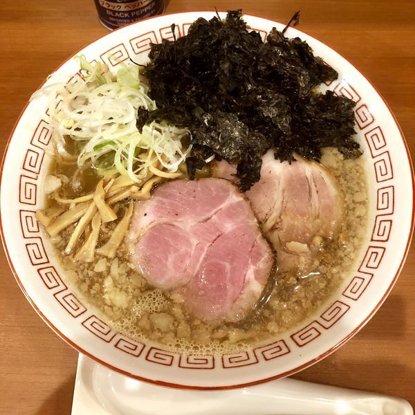 「背脂煮干しラーメン 大」@自家製手もみ麺 鈴ノ木の写真