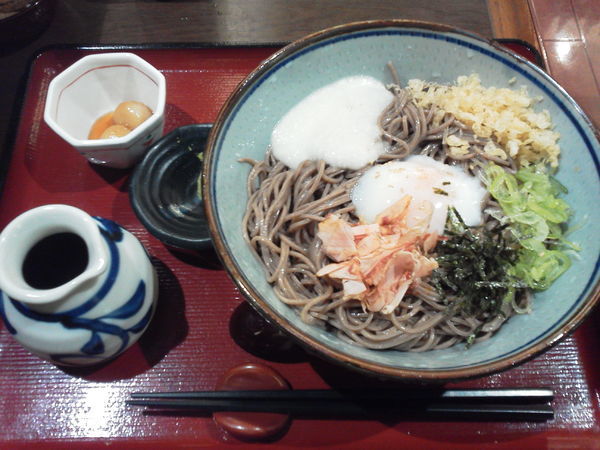 「冷やし月見山かけそば770+大盛120=890円」@信州そば処 そじ坊 那覇空港店の写真