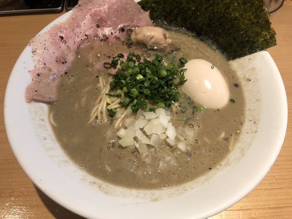 「味玉濃厚牡蠣煮干中華そば 牡蠣ニボ（1000円）」@麺屋 まほろ芭の写真