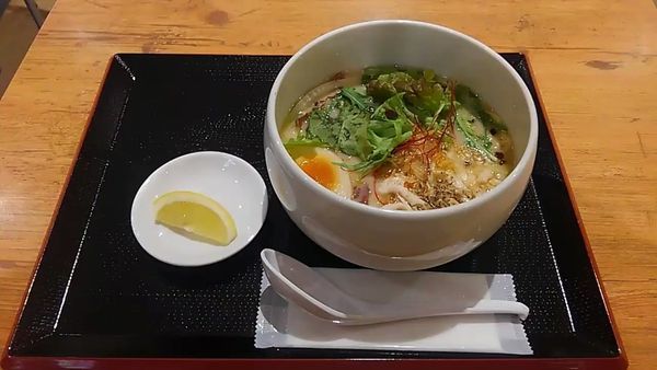 「鶏白湯塩そば」@鶏白湯らーめん 自由が丘蔭山 アリオ亀有店の写真