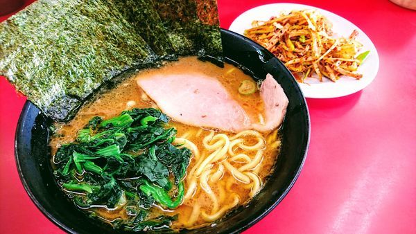 「ラーメン(麺硬め・味濃いめ)＋海苔・ネギチャーシュー」@ラーメン杉田家の写真