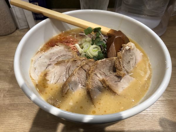 「えびとんチャーシュー」@よってこや 新宿南口店の写真