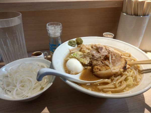 「ラーメン（塩）+ ｵﾆｽﾗ(酢) + 玉子 + 辛液」@麺屋 味方の写真