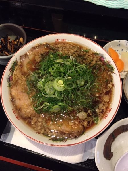 「ラーメン黒セット　880円　ライス・小鉢・漬物・生卵付き」@炭火屋 もり平の写真