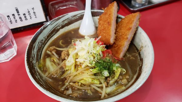 「ソースらーめんハムカツのせ900円」@中華料理 大輦の写真