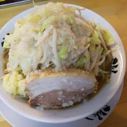 ガッツリら～めん　野菜ライトにんにく中背脂中　700円