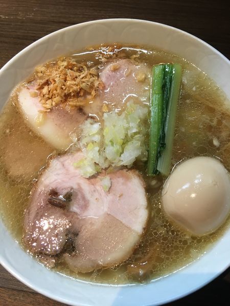 「塩金華豚特上チャーシュー＋名古屋コーチン味玉＋ワンタン」@支那そばや 本店の写真