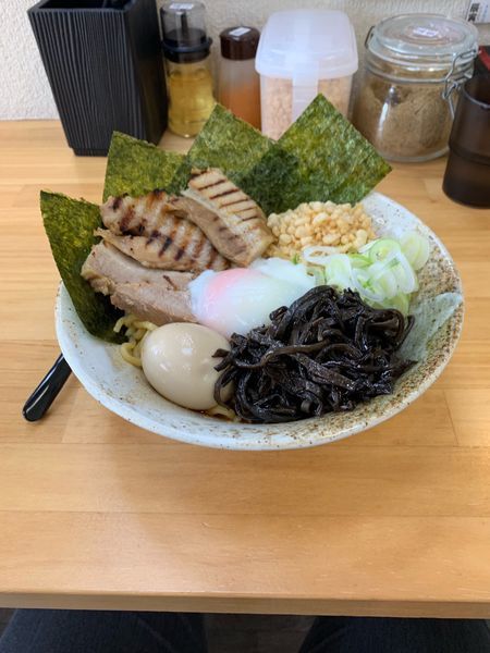 「油そば＋大盛＋全部盛り＋辛口」@つけ麺・ら〜めん 辰寅 宗像店の写真