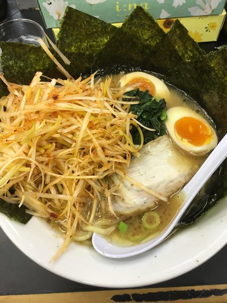 「辛ネギラーメン 中盛 のり 味玉」@らーめん ぎょうてん屋 町田店の写真