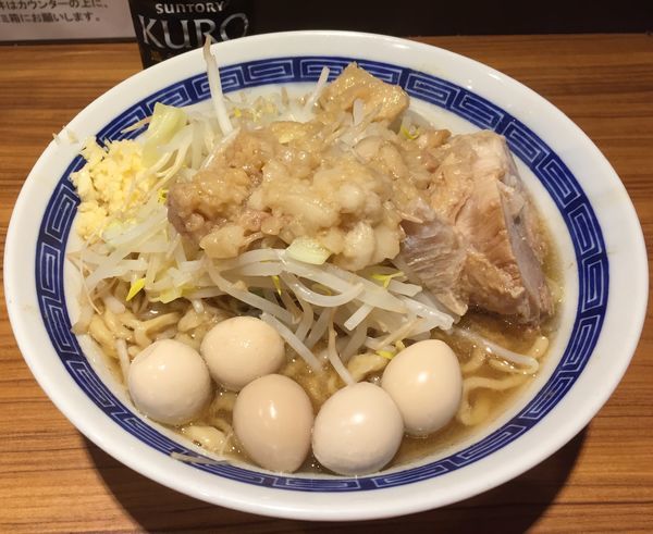 「ラーメン(大)アブラニンニク＋ウズラ」@びんびん豚の写真