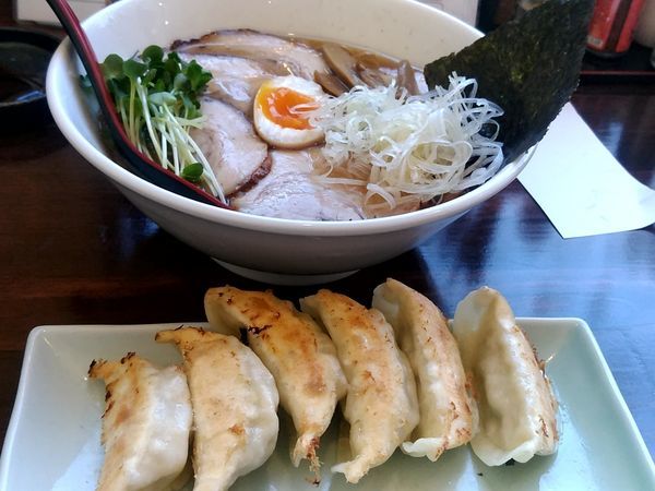 「ととやちゃーしゅーめん(薫・並盛・200g)900円＋餃子」@らーめんばる ととやの写真