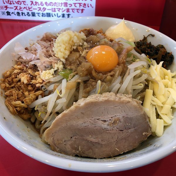 「まぜそば 大(900円)、生卵(50円)全マシ」@豚ゆうの写真