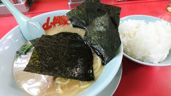 「ラーメン(醤油)、海苔トピ、ライス、」@山岡家 山梨甲斐店の写真