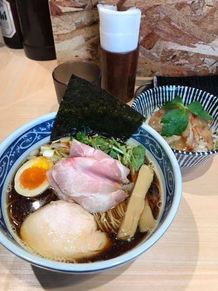 「黒醤油煮干しそば」@寿製麺 よしかわ 西台駅前店の写真