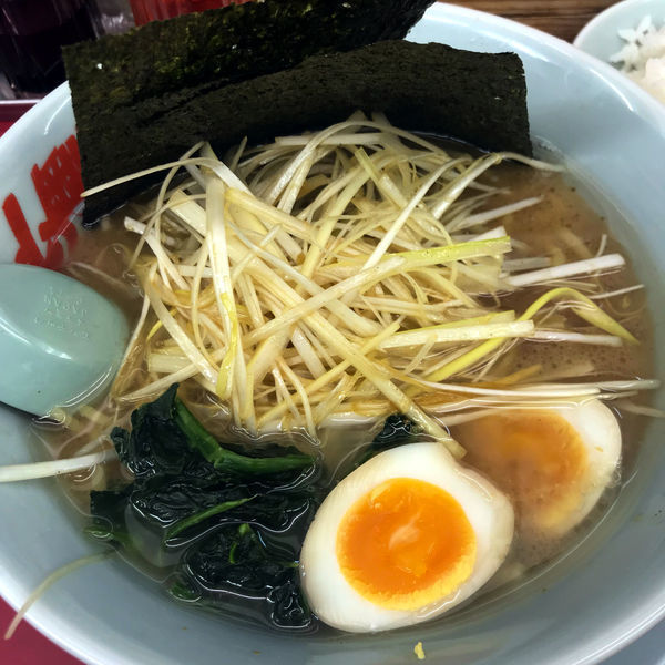 「醤油ネギラーメン　740円　味玉　0円　半ライス　120円」@ラーメン山岡家 足利店の写真