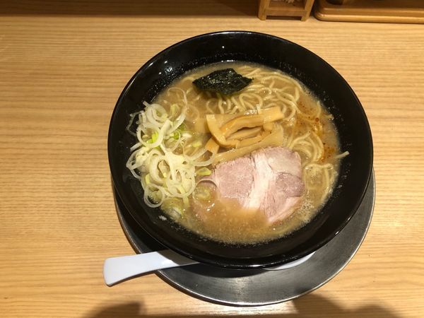 「豚骨醤油ラーメン」@舎鈴 新宿西口店の写真