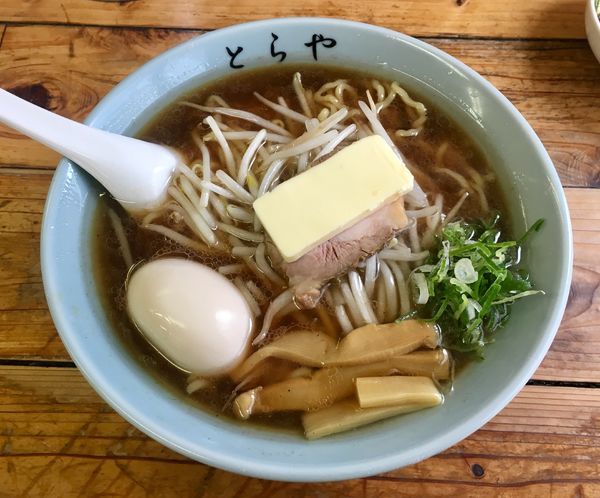 「生油ラーメン+味玉+バター」@味のとらやの写真