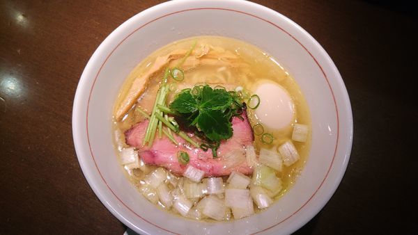 「地鶏中華そば塩800円+奥久慈卵の味玉100円」@麺や 虎徹の写真