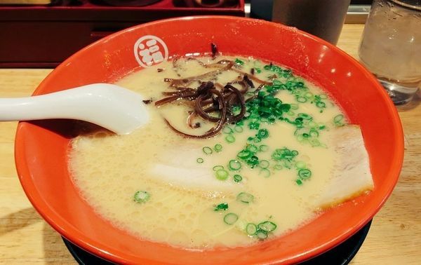 「特製ラーメン+唐揚げ×2+替え玉」@豚骨らーめん 福の軒 秋葉原店の写真