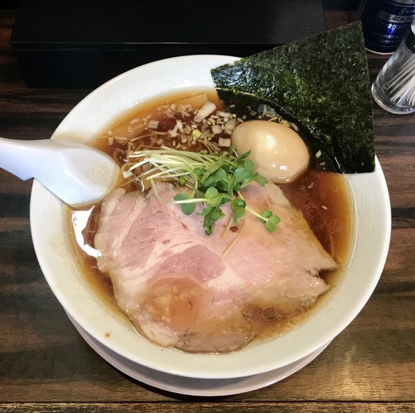 「醤油ラーメン＋味玉」@稲荷屋の写真