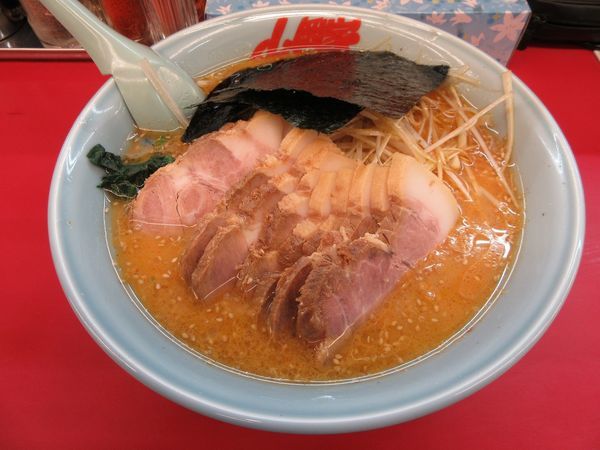 「特製味噌ネギチャーシュー麺中盛（１１９０円）＋チャーシュー」@ラーメン山岡家 水戸南店の写真