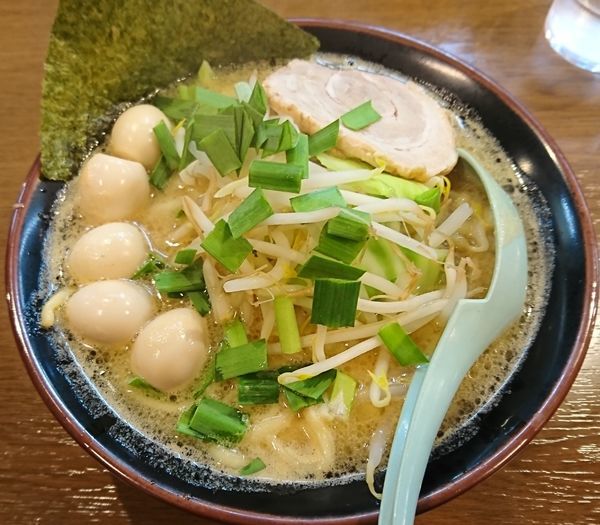 「味噌ラーメン+うずら(880円)」@横浜家系ラーメンとりとんの写真