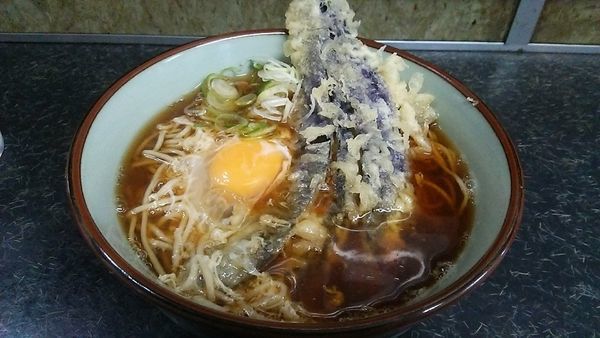 「なす天そば 380円＋生玉子 50円（だったかな）」@文殊 市川店の写真