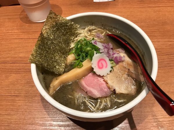 「銀の煮干しそば」@煮干中華そば 鈴蘭 新宿店の写真
