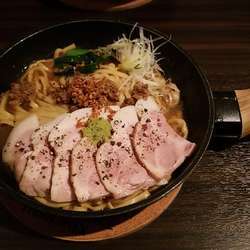 黒毛和牛のチャーシュー増し牛脂そば　ガーリックライス