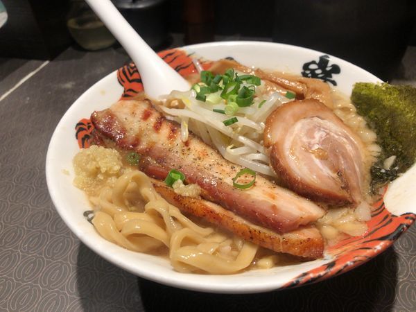「ら～麺 850円 ﾁｬｰｼｭｰﾍﾞｰｺﾝ 200円」@麺屋武蔵 巌虎の写真