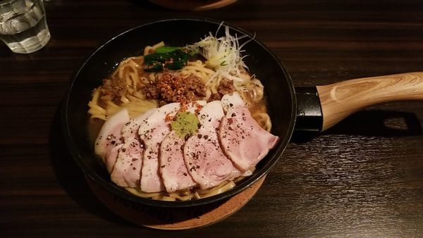 「黒毛和牛のチャーシュー増し牛脂そば　ガーリックライス」@房総式ラーメン JINRIKISENの写真