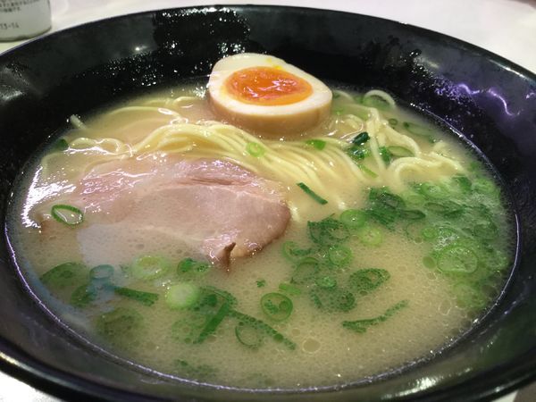 「博多とんこつラーメン４１０円」@はま寿司 ポンテポルタ千住店の写真