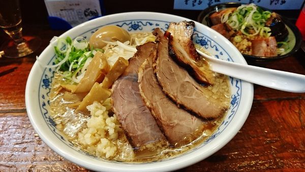 「背脂煮干しそば+全部乗せ+和え玉+チャーシューご飯+ビール中」@初代青樹の写真