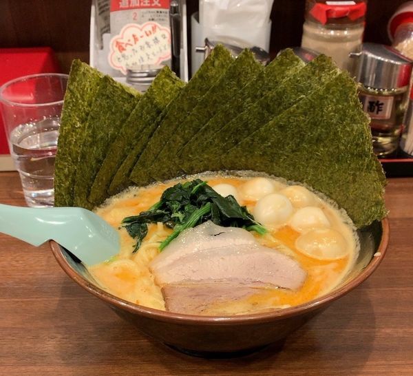 「辛豚ラーメン 太麺 海苔 うずら」@横浜家系ラーメン 吟家 稲毛海岸店の写真