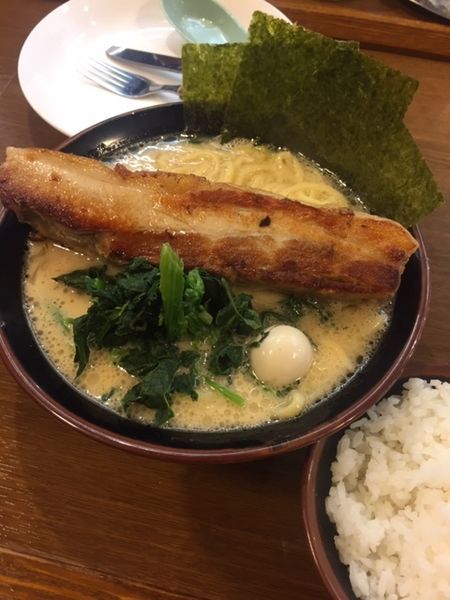 「メガトンラーメン（並・醤油） 990円　麺ヤワ」@横浜家系ラーメンとりとんの写真