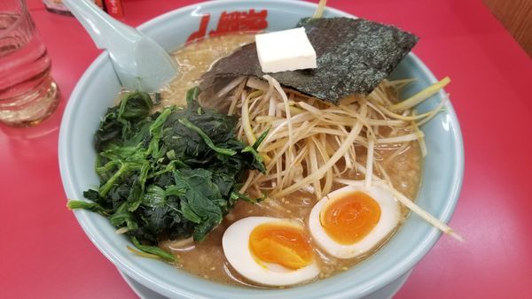 「味噌ネギラーメン中　ほうれん草、ネギ、バター、味玉トッピング」@山岡家 松本店の写真