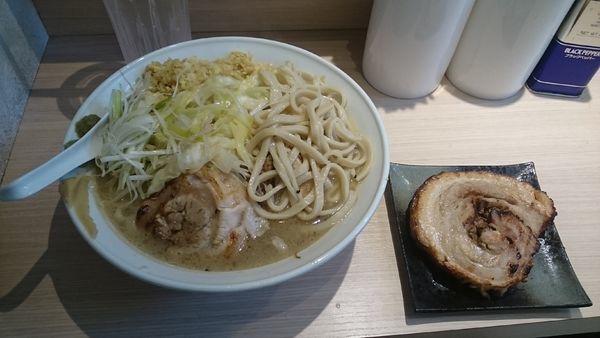 「塩・ねぎ・しょうが・デカ巻き豚(ゆず、ゆず胡椒、わさび)」@麺屋 味方の写真