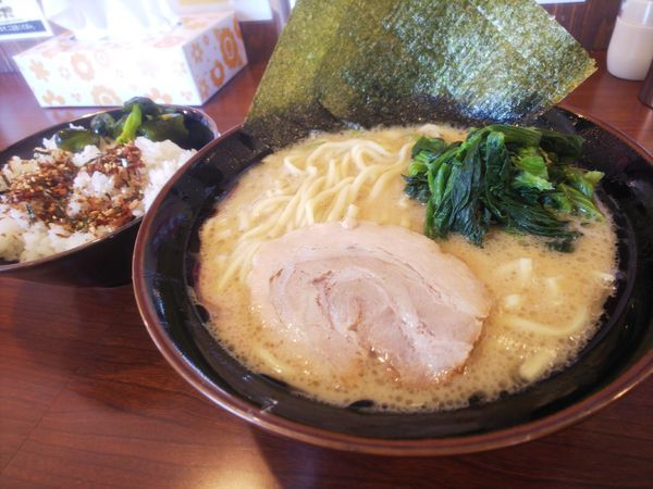 「豚骨醤油ラーメン(並) 680円」@横濱家系ラーメン 茜家の写真